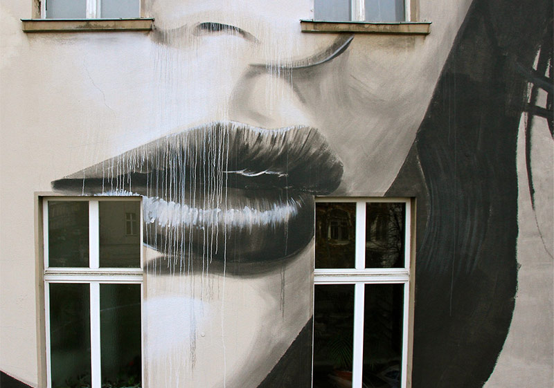 Yaşayan Binalarda Kadın Portreleri