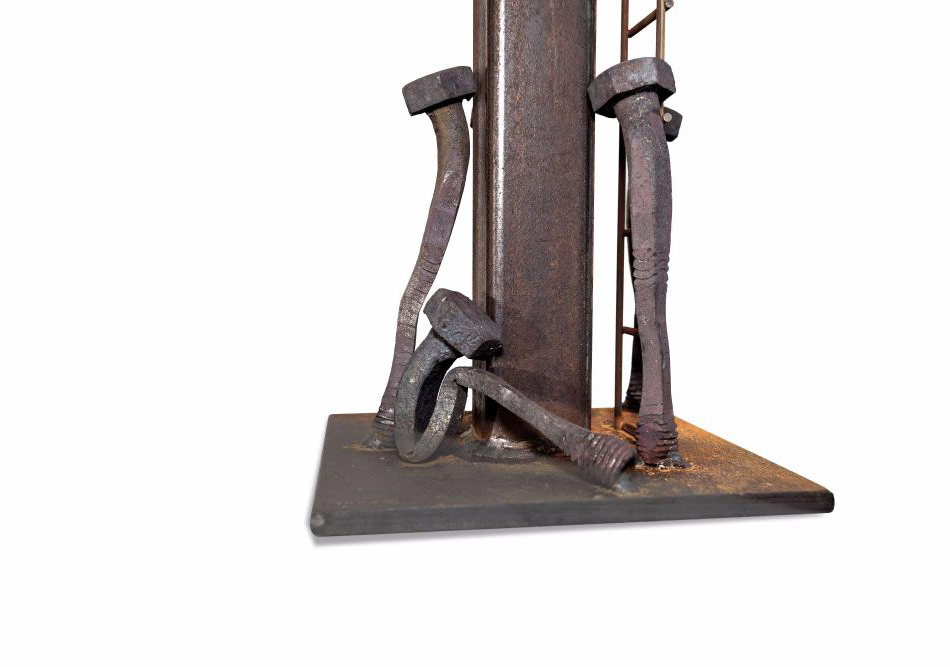 Paslanmış Çiviler İnsan Formuna Dönüşürse