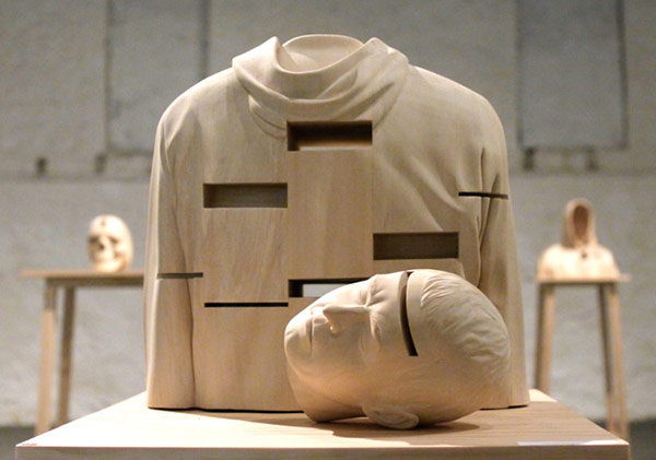 Tedirgin Edici Formlarda Heykeller 