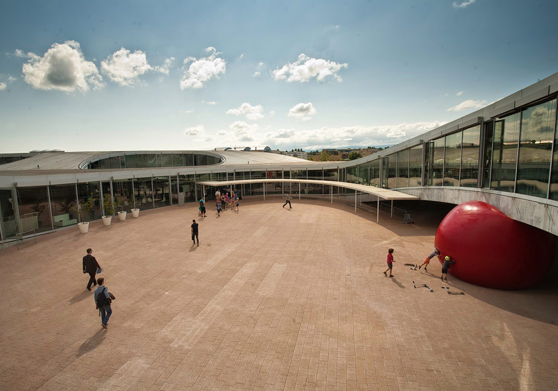 Kırmızı Bir Topun Maceraları