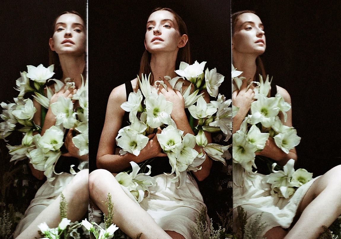 Portrelere Yansıyan Çiçekler