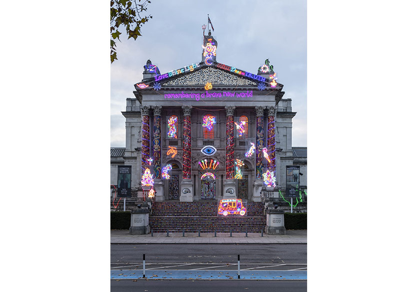 Neon Pelerinli Tate Britain Renkli Bir Enstalasyonla Diwali'yi Kutladı