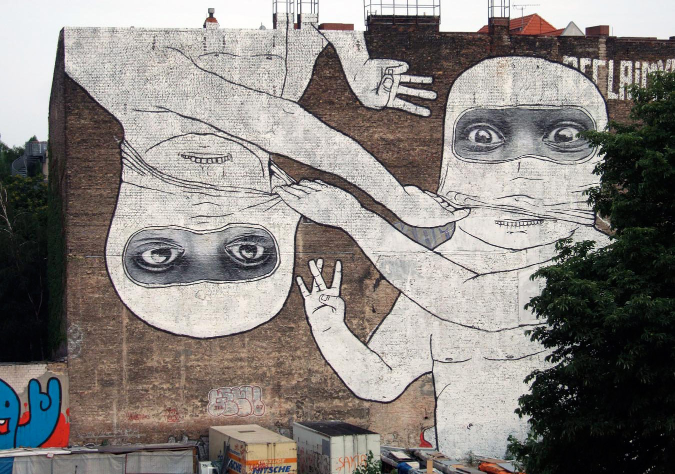 Kendi Duvar Resimlerini Yok Etti