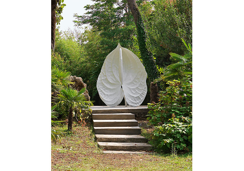 Bilinmezin Büyüleyiciliğine ve Tekinsizliğine Bakış: “İsmi Lâzım Değil”