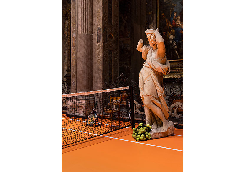 Kilisenin İçindeki Tenis Kortu