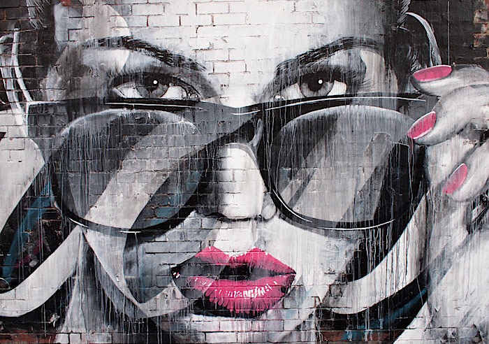 Eski Binaların Üzerinde İronik Portreler