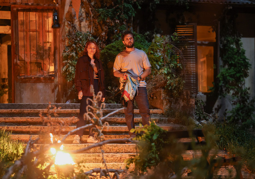 Yeni Netflix Dizisi “Eve Giden Yol”un Setinden Yeni Kareler Paylaşıldı