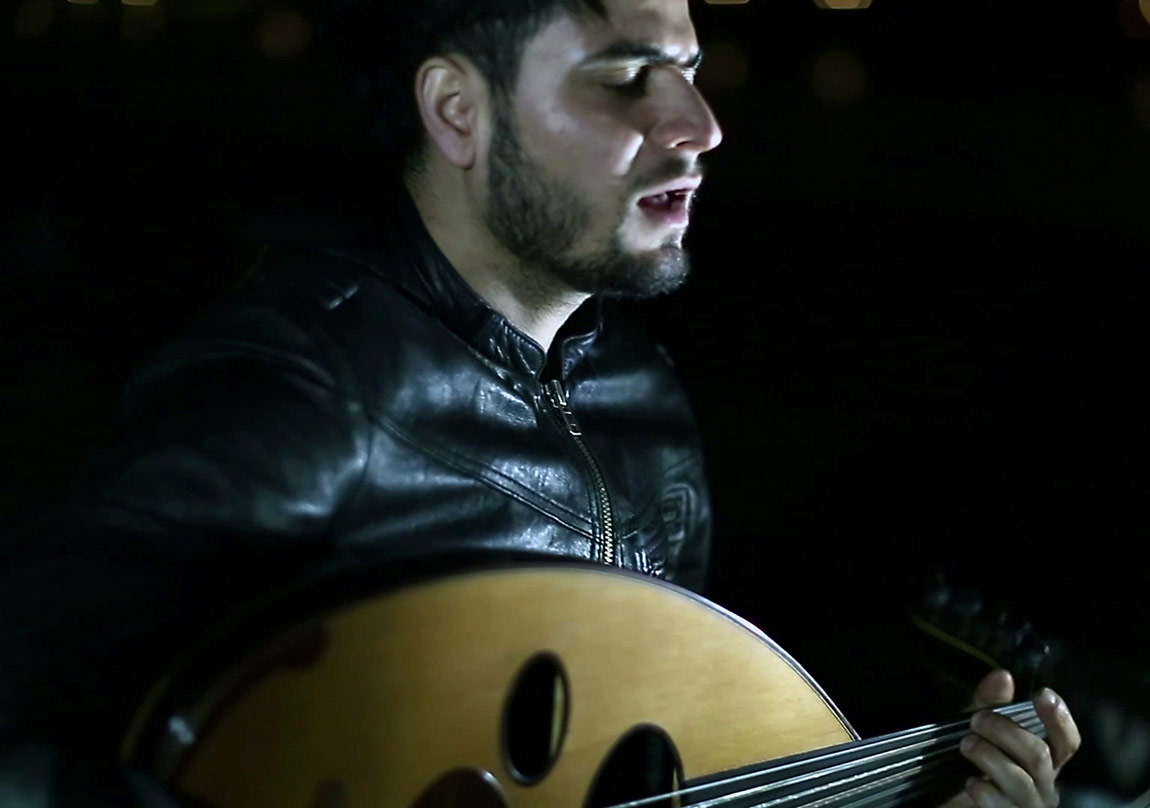 Savaş ve Göç Temalı Videolar Kırmızı Gökyüzünün Altında Birleşiyor
