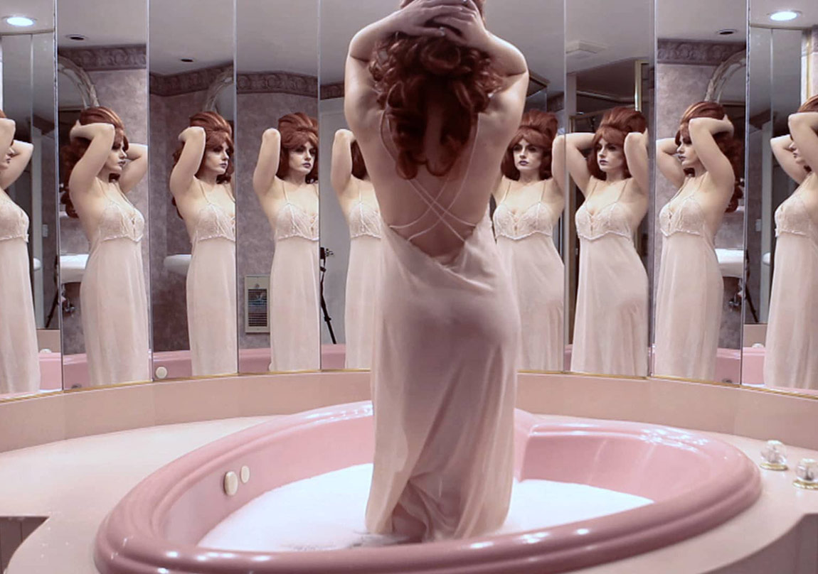 Balayı Otelinde Yalnız Bir Kadın