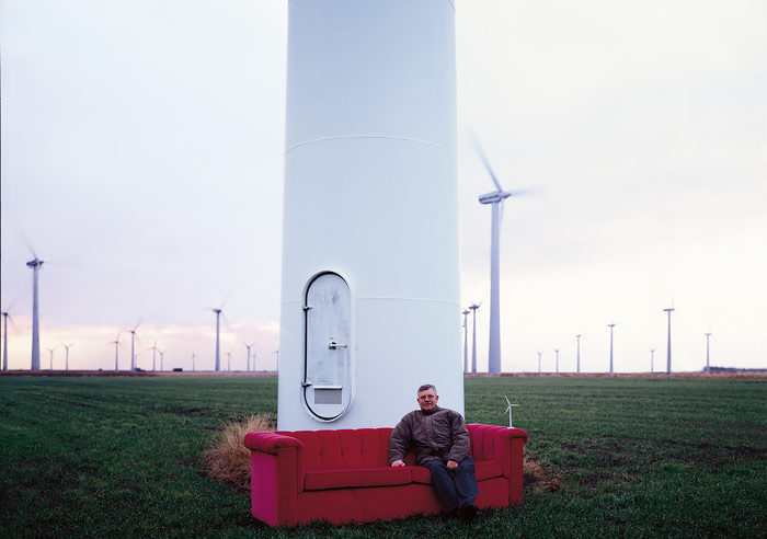 Dünyayı Dolaşan Bir Kırmızı Kanepe