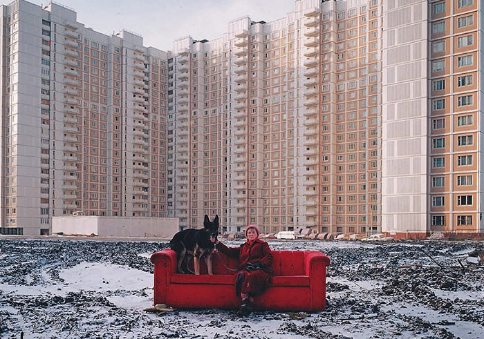 Dünyayı Dolaşan Bir Kırmızı Kanepe