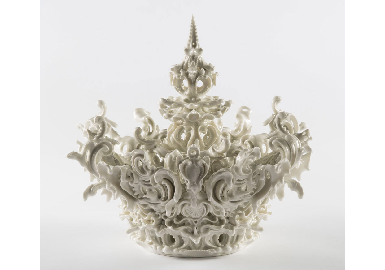 Güçlü Semboller Kırılgan Porselenle Birleşirse