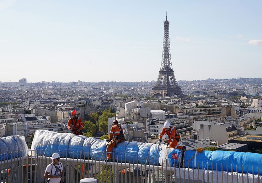 Paris’teki Arc de Triomphe Anıtı Kumaşa Sarıldı