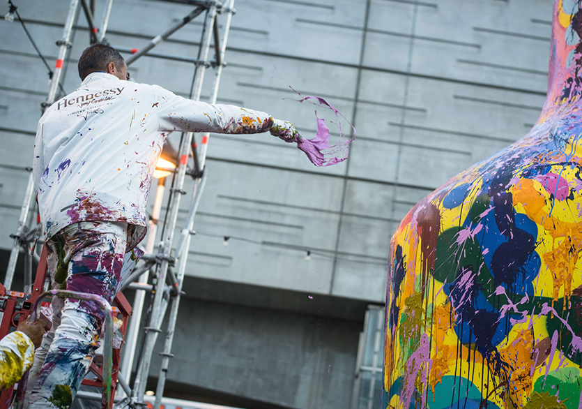 Hennessy Şişesi Renkleniyor