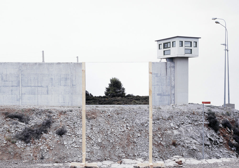 Gerçek Olan Manzara mı Aynadaki Yansıması mı?