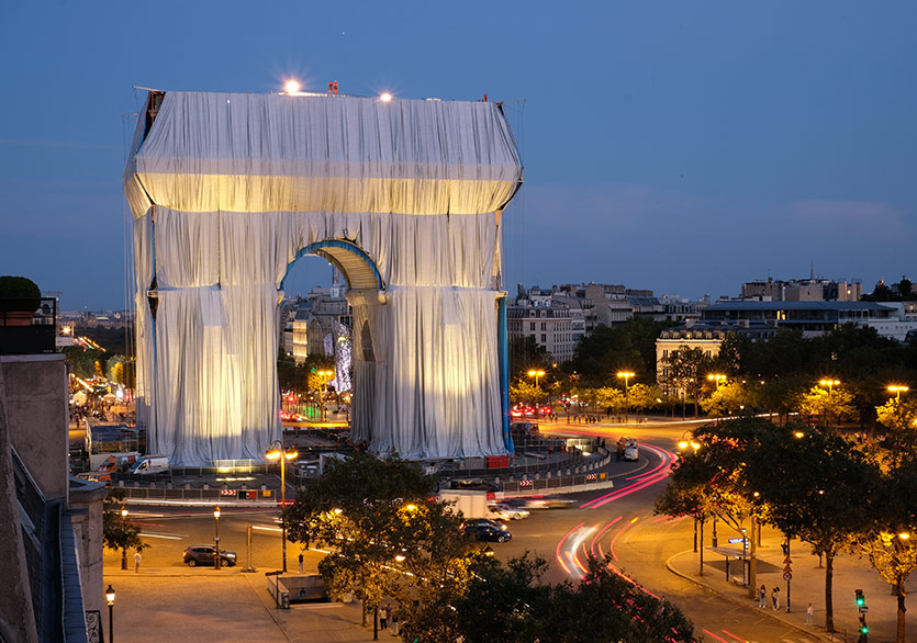 Paris’teki Arc de Triomphe Anıtı Kumaşa Sarıldı