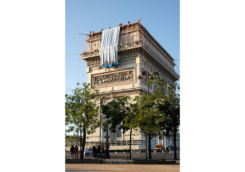 Paris’teki Arc de Triomphe Anıtı Kumaşa Sarıldı