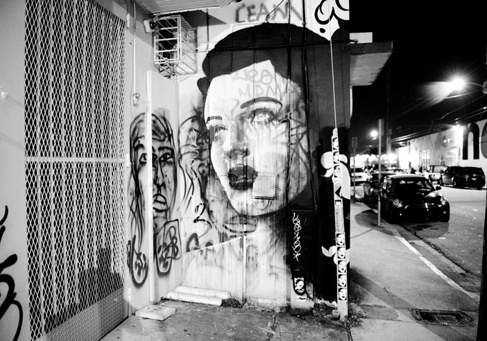 Eski Binaların Üzerinde İronik Portreler