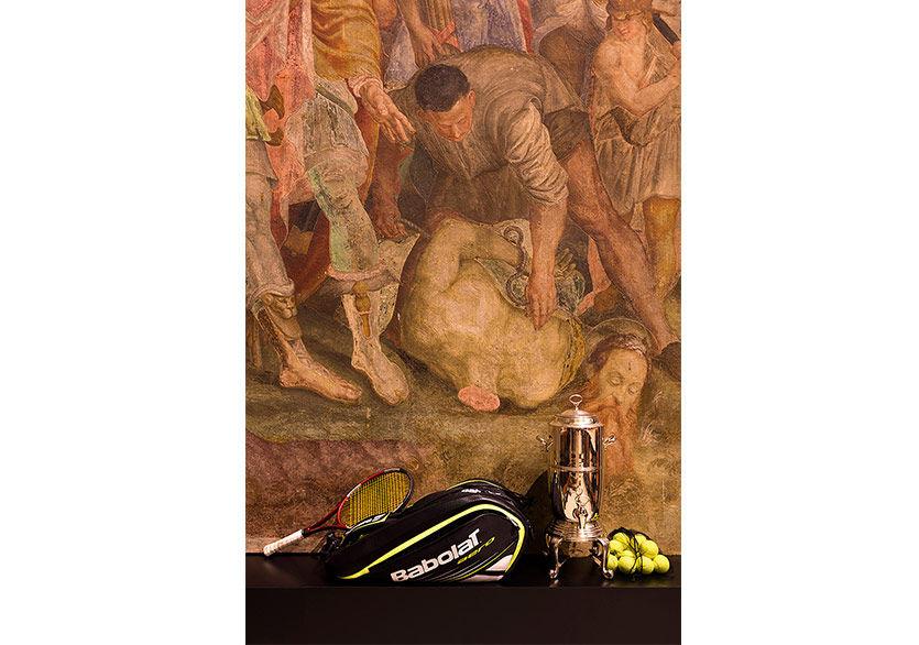 Kilisenin İçindeki Tenis Kortu