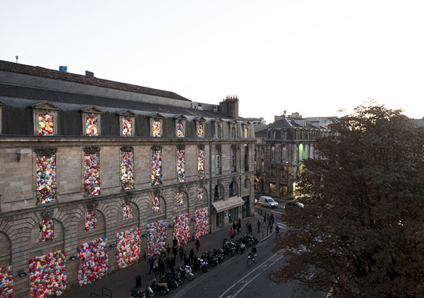 Plastik Cepheli Bir Bina