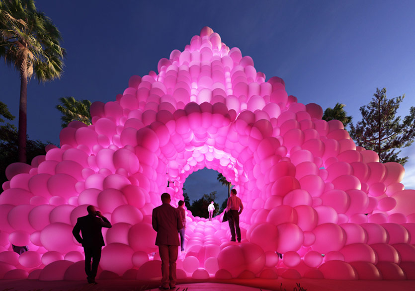 Fransız Sanatçının Sürreal Piramidi