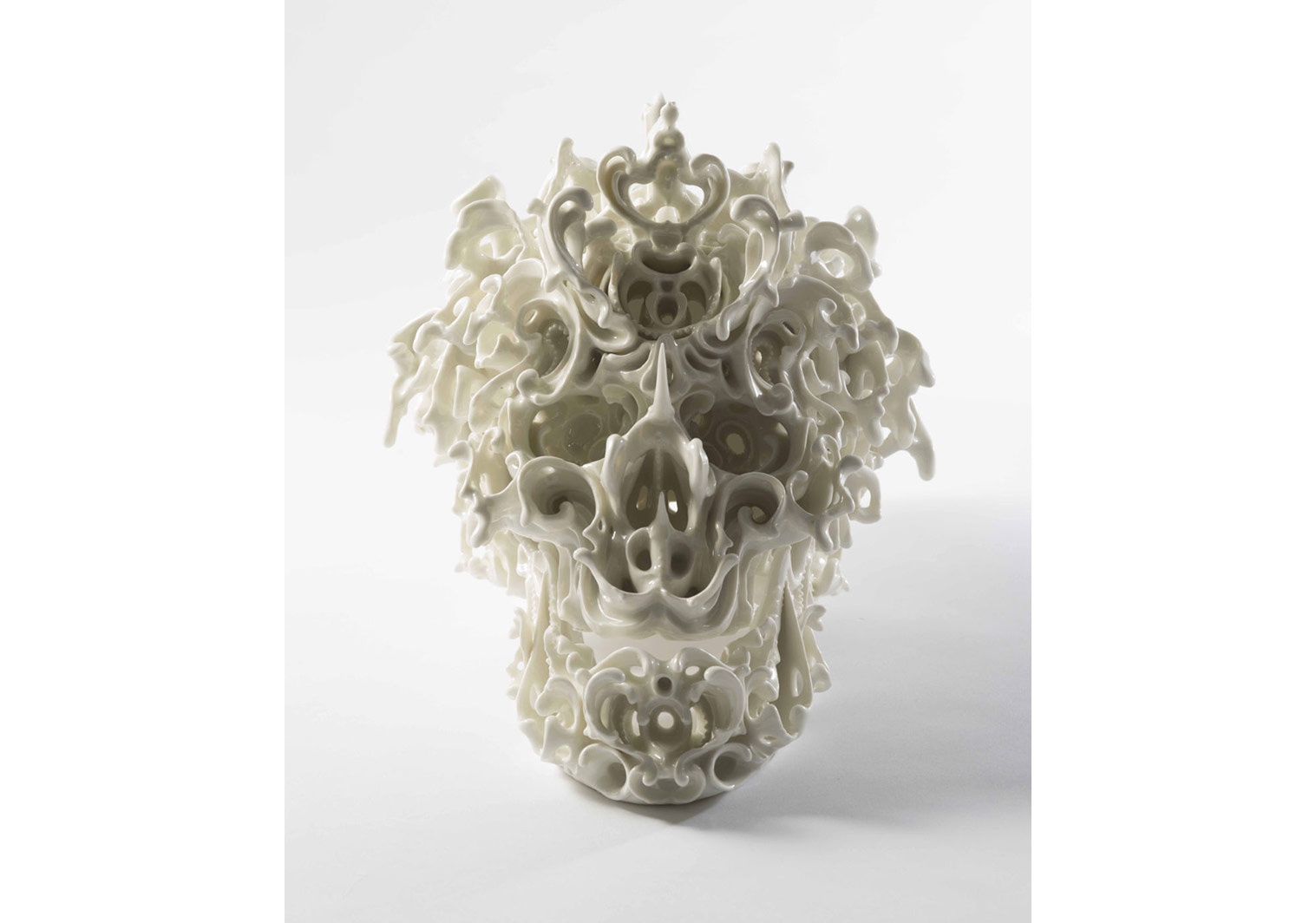 Güçlü Semboller Kırılgan Porselenle Birleşirse