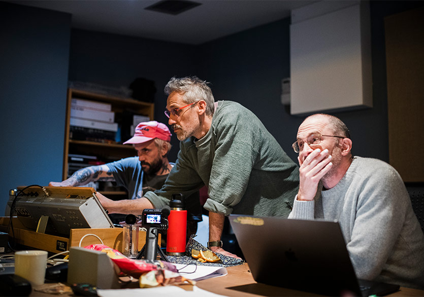 IDLES, Aronofsky’nin Yeni Filmi “Caught Stealing” İçin Yeni Dört Parça Kaydetti