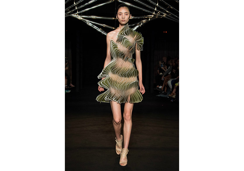 Iris Van Herpen Defilesinde Sanatsal Dokunuşlar