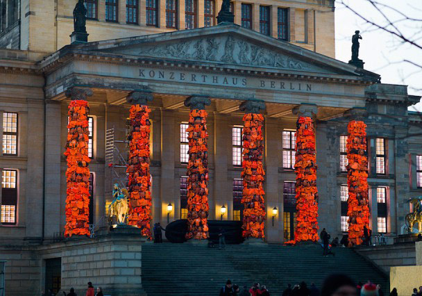 Konzerthaus'da Binlerce Can Yeleği
