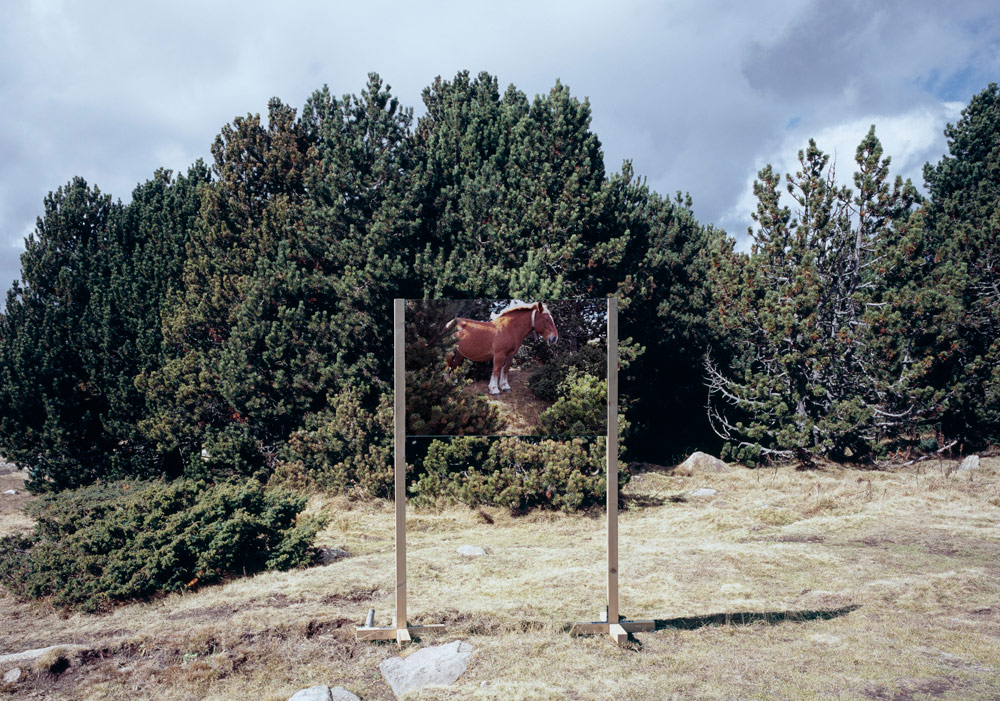 Gerçek Olan Manzara mı Aynadaki Yansıması mı?