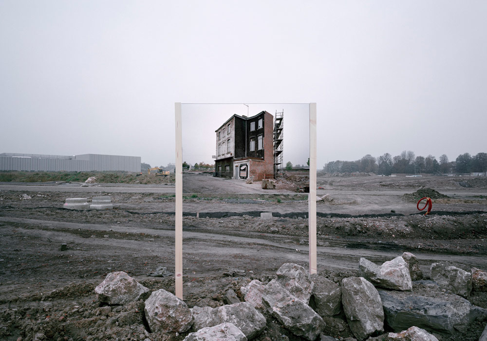 Gerçek Olan Manzara mı Aynadaki Yansıması mı?