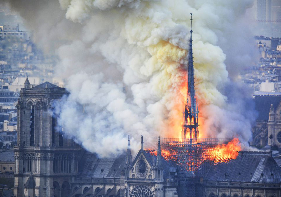 Notre-Dame de Paris Katedrali'nde Yangın