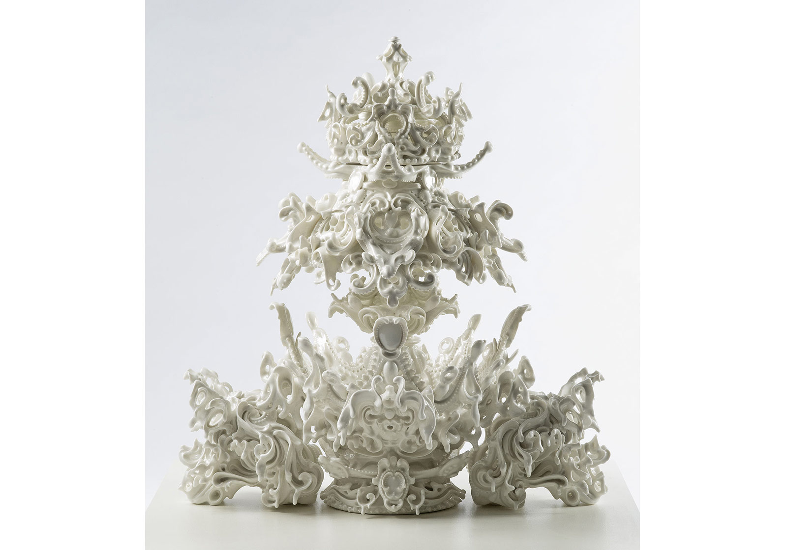 Güçlü Semboller Kırılgan Porselenle Birleşirse