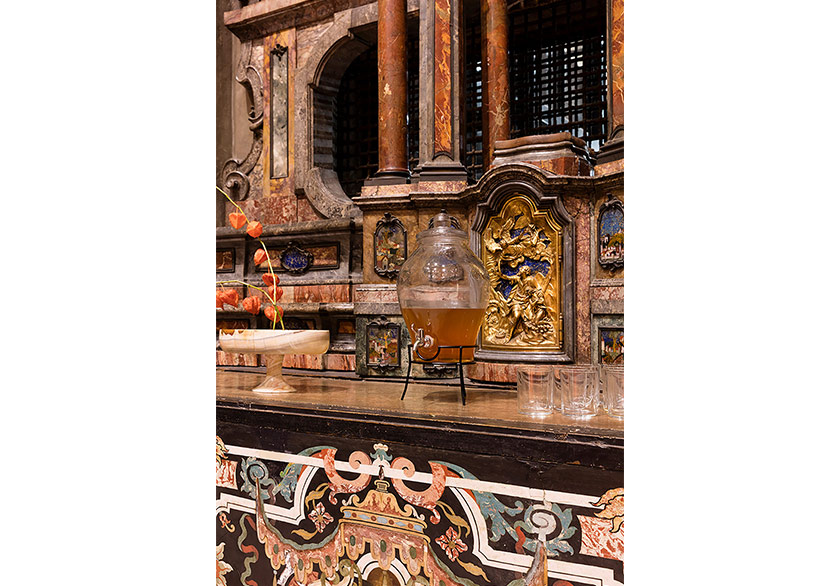 Kilisenin İçindeki Tenis Kortu