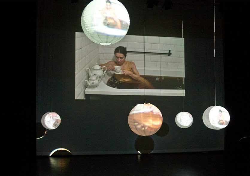 Canan Yücel Pekiçten’in “How To Enjoy Ceylon Tea” Performansı Kundura Sahne’de