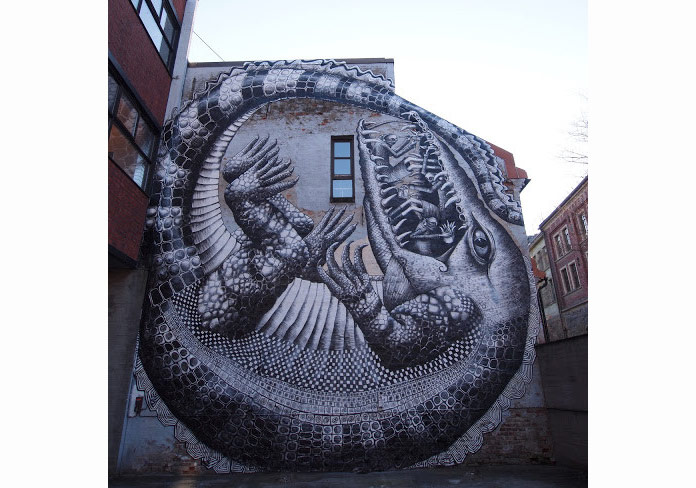 Dönüşüme Uğramış Yaratıklar Duvarları Süslüyor