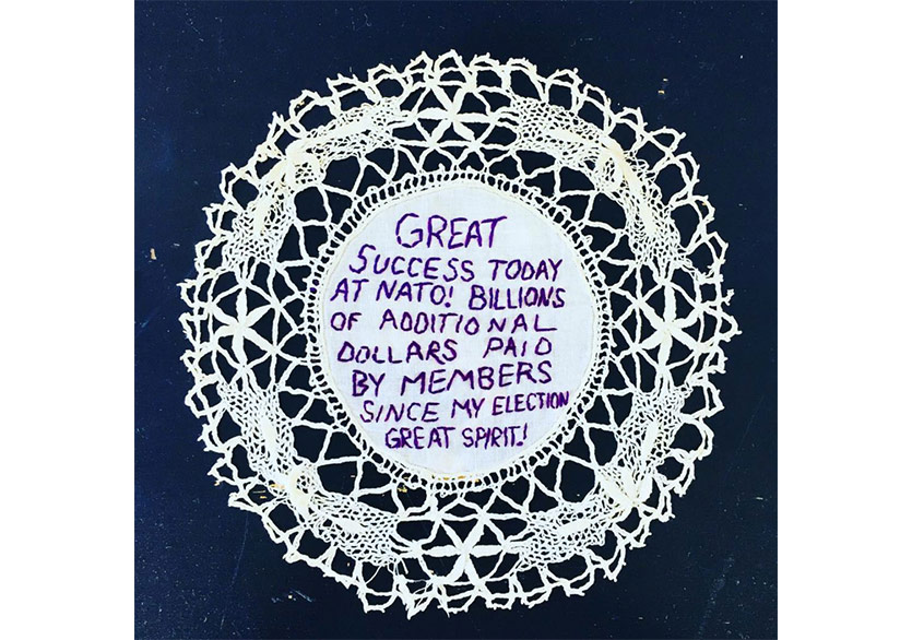 Trump Tweetleri Nakışlara İşleniyor