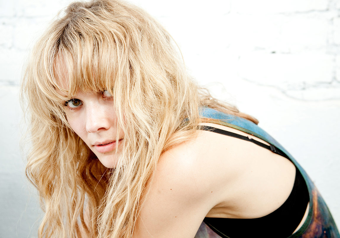 Oh Land’in Yeni Klibi Alışmadığımız Şekilde Karanlık