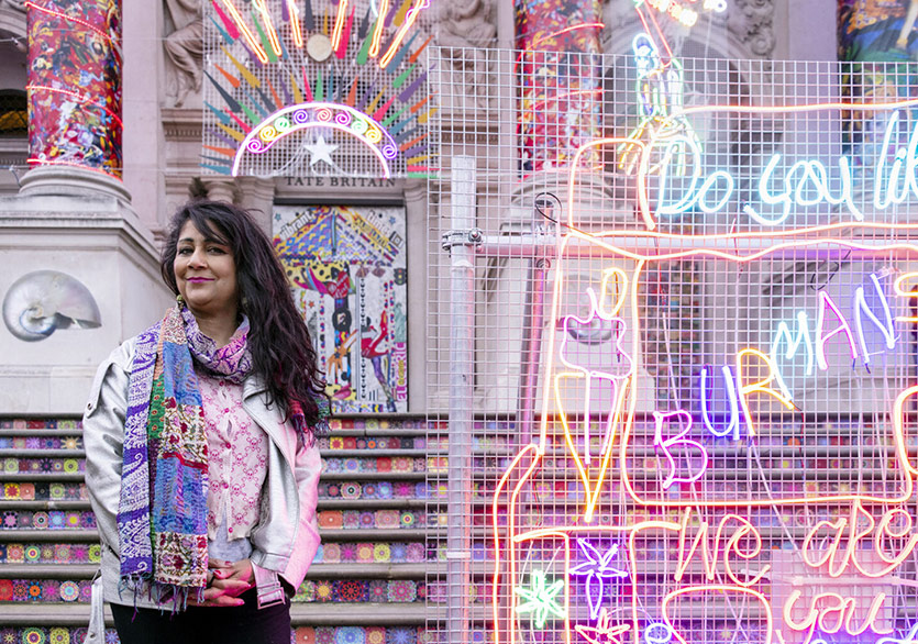 Neon Pelerinli Tate Britain Renkli Bir Enstalasyonla Diwali'yi Kutladı