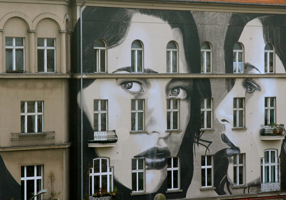 Yaşayan Binalarda Kadın Portreleri