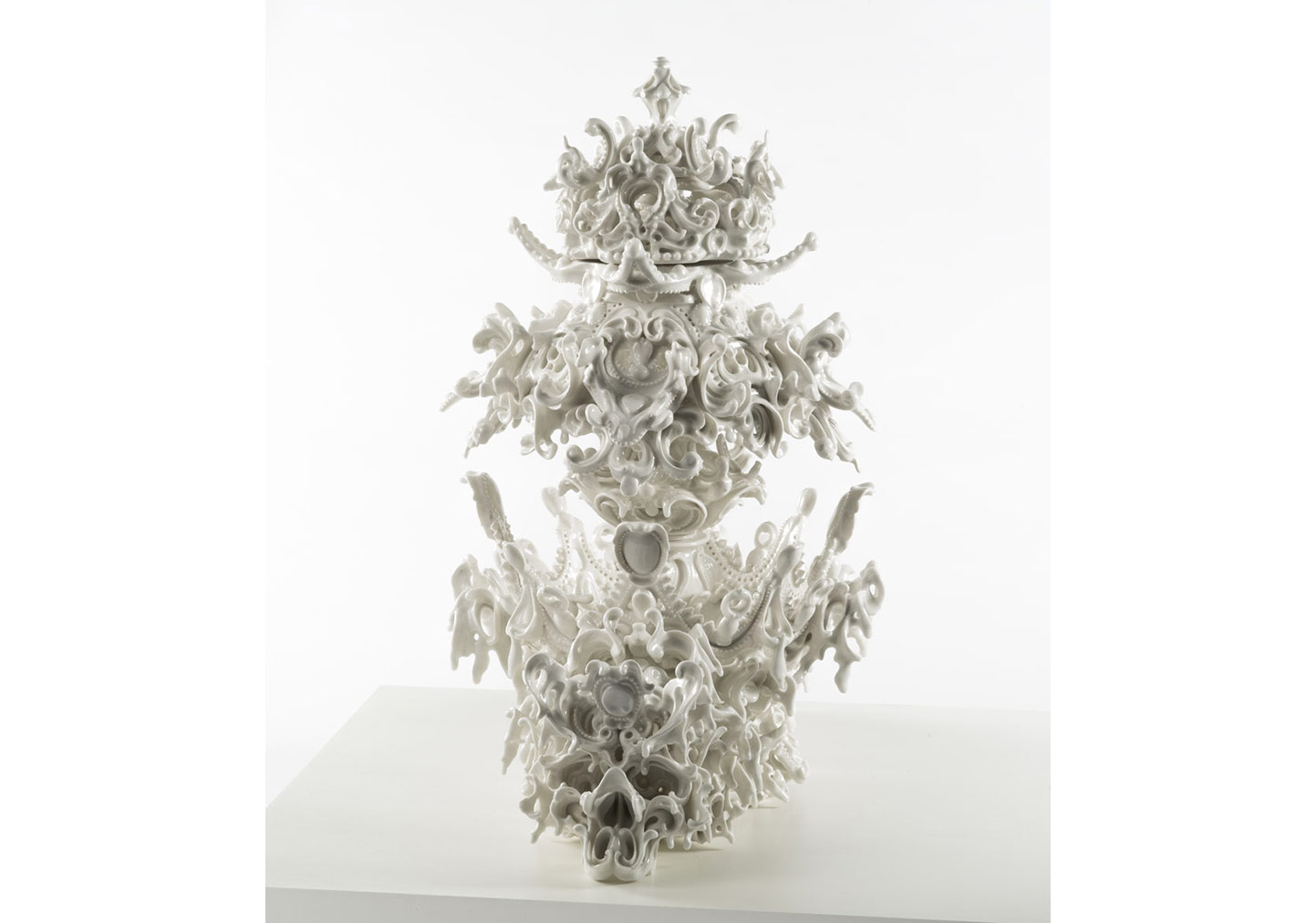 Güçlü Semboller Kırılgan Porselenle Birleşirse