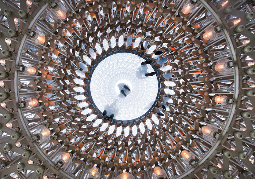 Arıların Yönlendirdiği Heykel