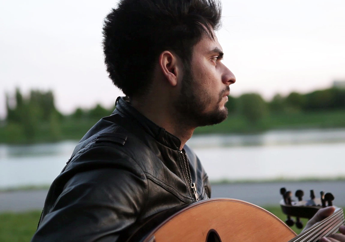 Savaş ve Göç Temalı Videolar Kırmızı Gökyüzünün Altında Birleşiyor
