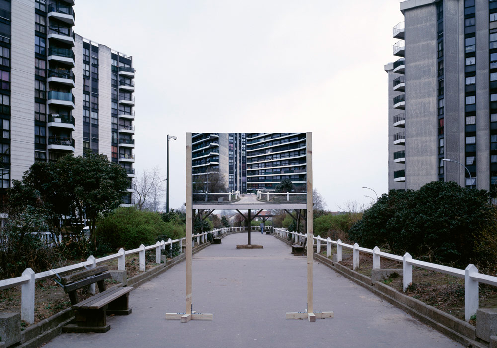 Gerçek Olan Manzara mı Aynadaki Yansıması mı?