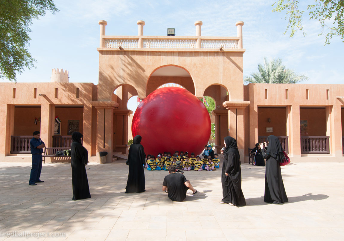 Kırmızı Bir Topun Maceraları