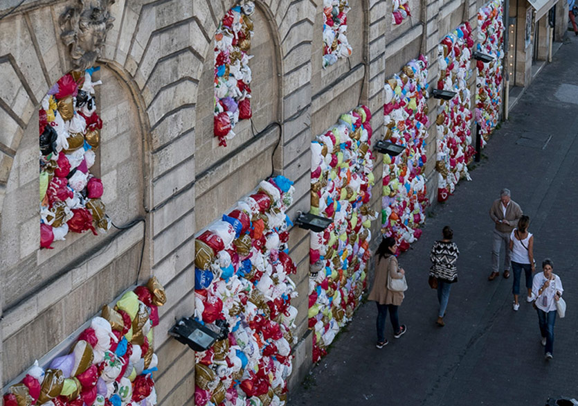 Plastik Cepheli Bir Bina