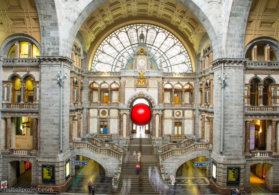 Kırmızı Bir Topun Maceraları