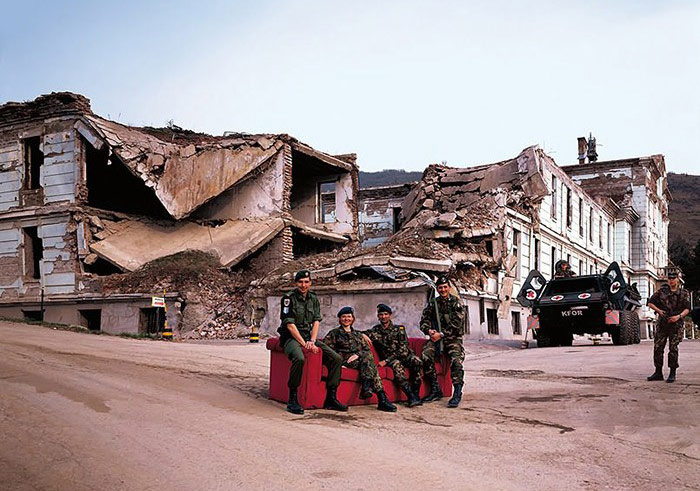 Dünyayı Dolaşan Bir Kırmızı Kanepe