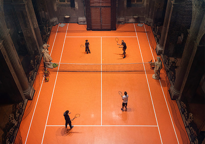 Kilisenin İçindeki Tenis Kortu