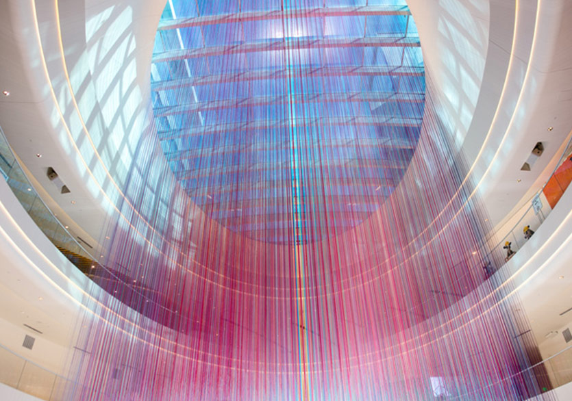 Rengarenk İpliklerden Dev Enstalasyon